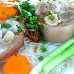 Hủ tiếu giò - móng - đuôi heo